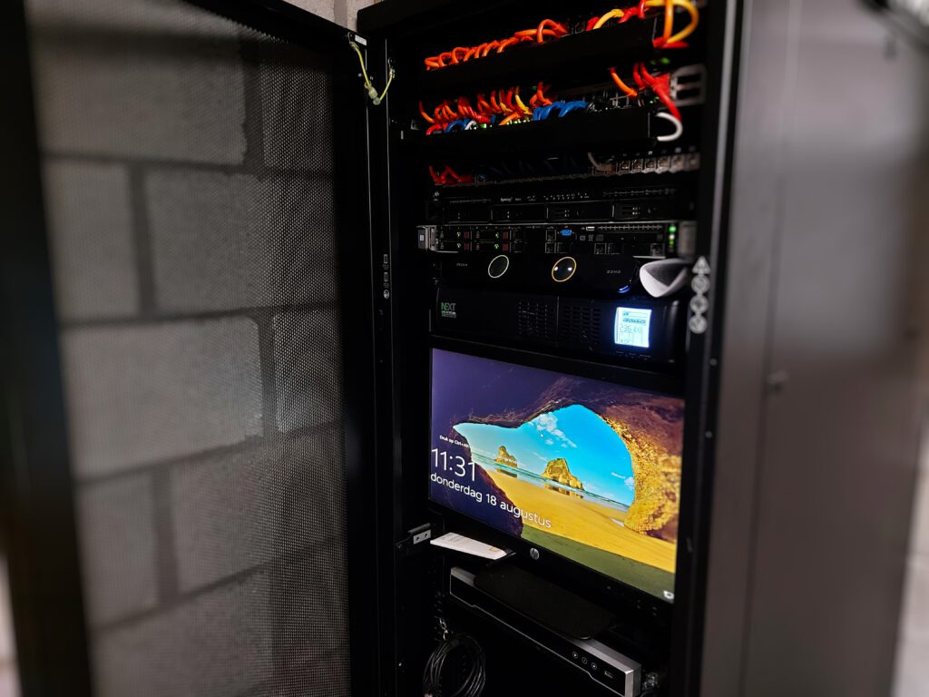 Serverkast met netwerkapparatuur en bekabeling