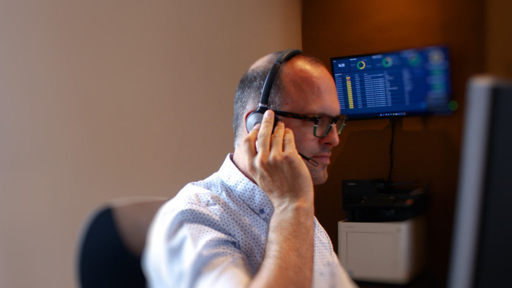 Connexa-medewerker met headset biedt IT-support vanuit Pelt